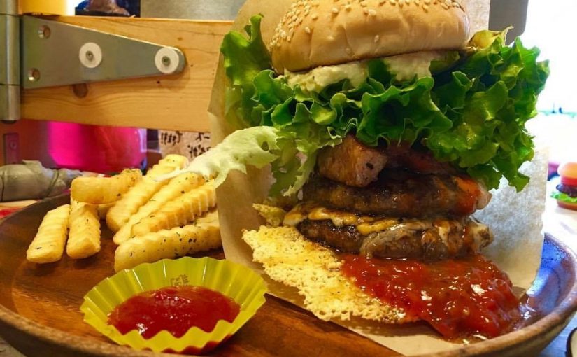 沖縄で人気ダントツのハンバーガー店🍔【人気行列店・TV出演多数】