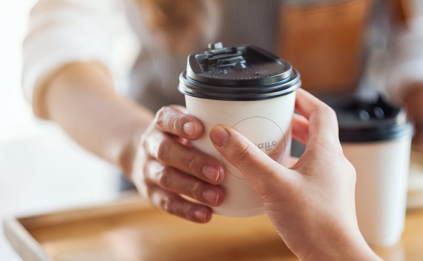 コーヒーを持って島内散策