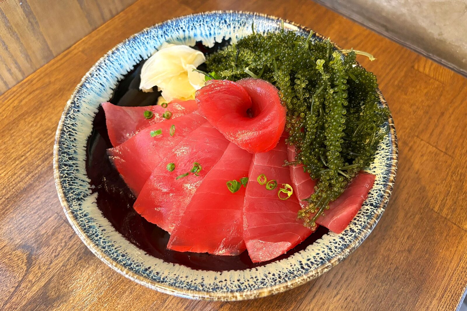 釣上げてから冷蔵のままご提供する🐟沖縄近海の生まぐろ丼がオススメ！！